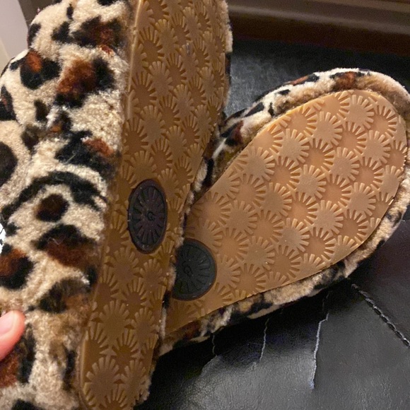 UGG fluff yeah cheetah slippers - Picture 3 of 5